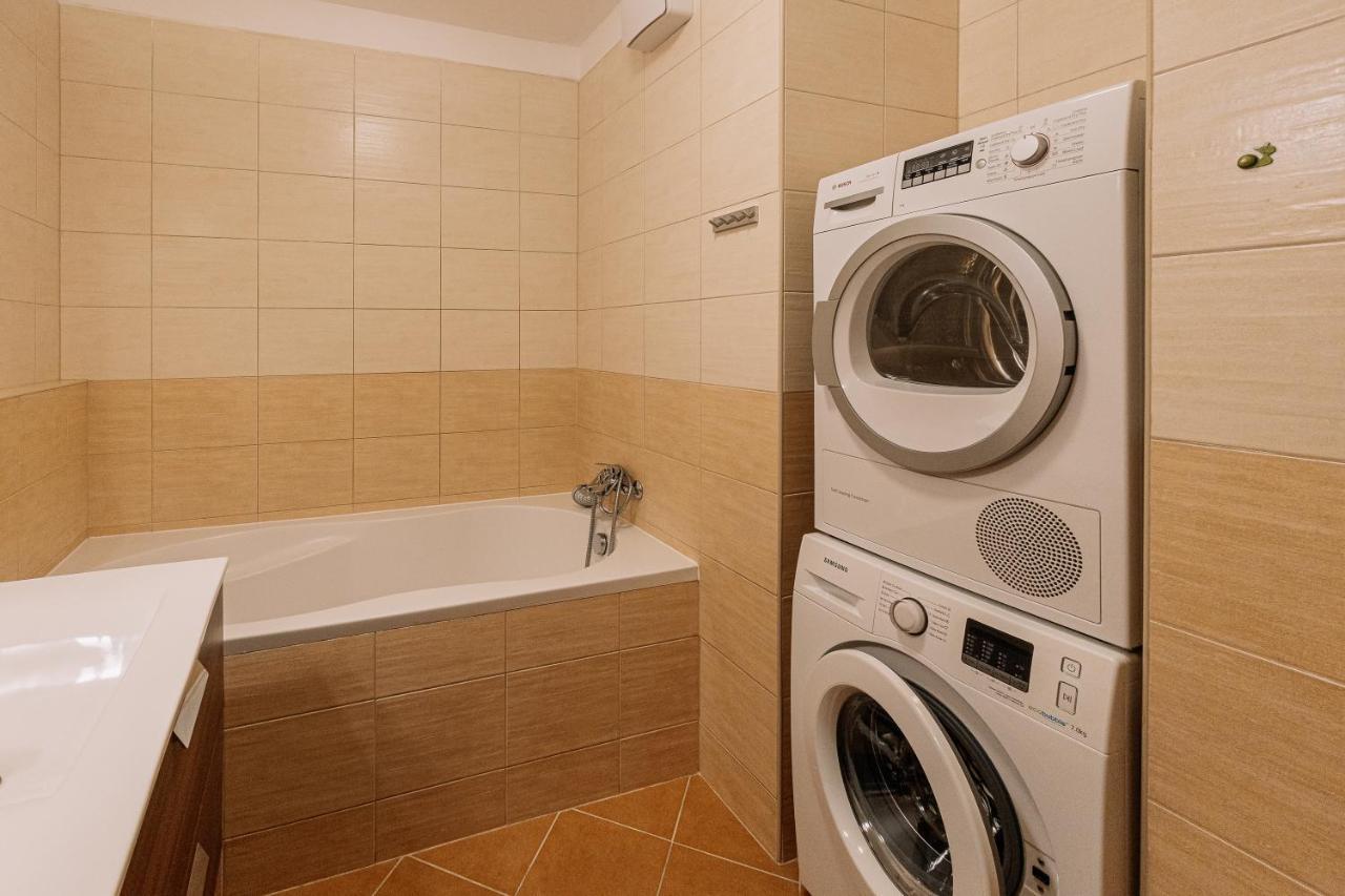 Apartment Family Bratislava Parking Slot Included! Esterno foto
